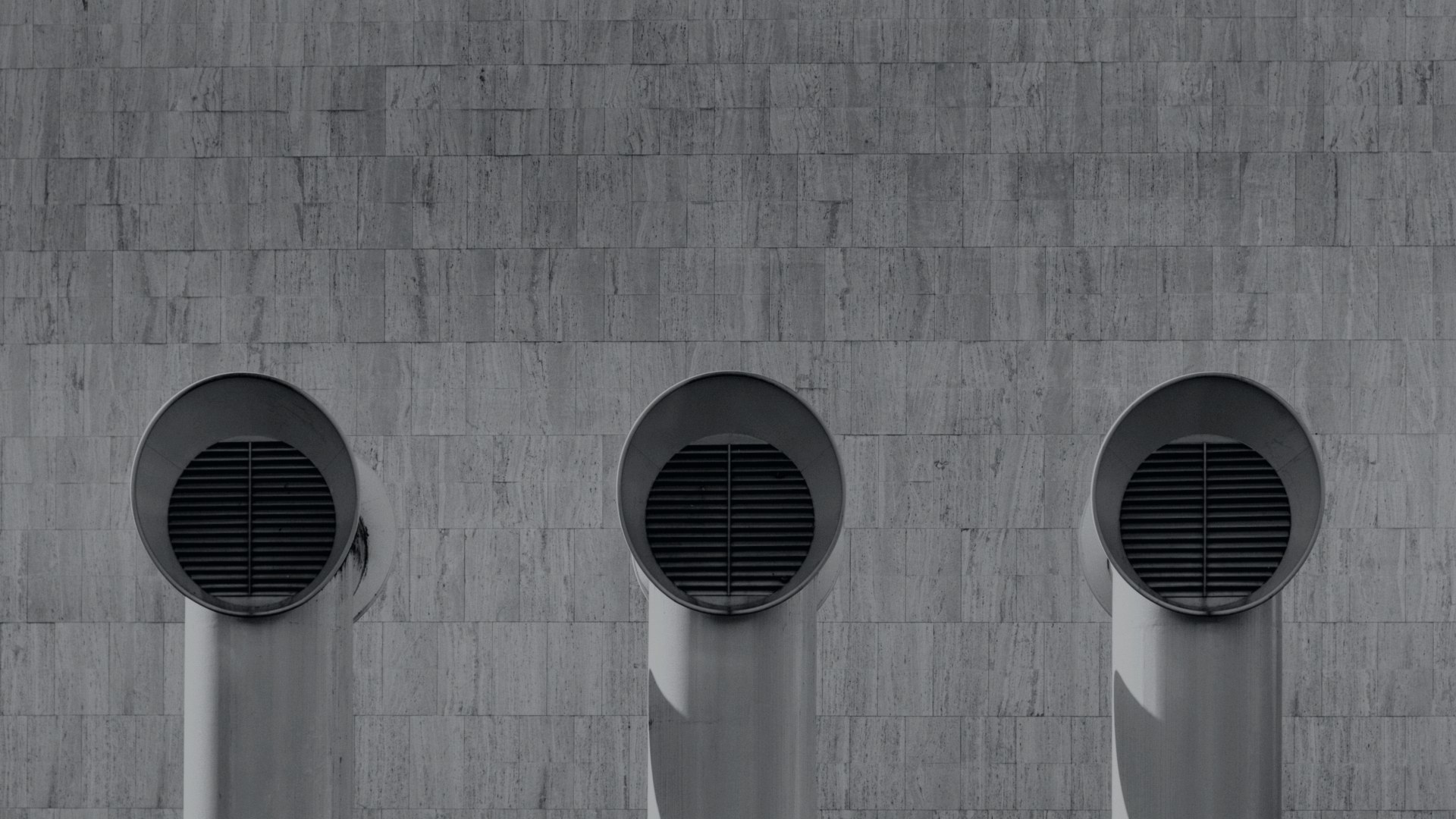 Bouches de ventilation industrielles sur façade de bâtiment — HUMAN LIFE, spécialiste climatisation, ventilation et qualité de l'air en PACA et à Lyon